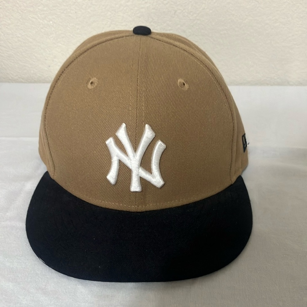 New Era Tan and Navy Blue Yankees Baseball Hat Size 7 (55.8cm)